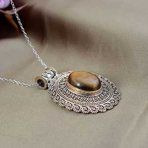 Pendentif en pierre précieuse en forme d'œil de tigre naturel en forme d'émotion en argent sterling 925 avec finition en argent oxydé Bijoux de mariage - Product Image 3