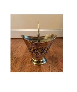 Seau à charbon en laiton de style traditionnel avec bord décoratif et forme haute conçu pour les espaces de vie formels ou les conceptions patrimoniales - Product Image 1
