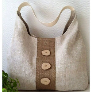 Sac fourre-tout en lin et jute à trois boutons avec panneau central en jute et détail de boutons décoratifs en beige, conçu pour un transport quotidien simple - Product Image 2