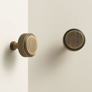 Perillas de latón hechas a mano para armarios de cocina que ofrecen un aspecto artesanal refinado, adecuado para un estilo contemporáneo o moderno. - Product Image 2