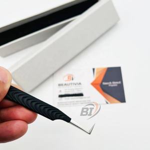 Pince à épiler à extension de cils pince à épiler texturée en acier durable noir mat avec conception de coupe de coeur pince à cils avec logo personnalisé - Product Image 2