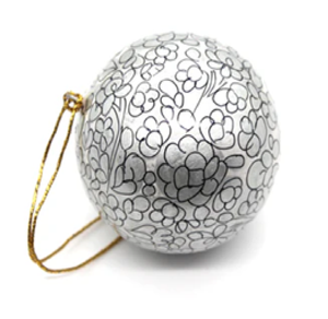 Les boules florales dorées avec base blanche en papier mâché se marient bien dans les bols de fête ou les décors de couronnes disponibles au prix de gros - Product Image 2