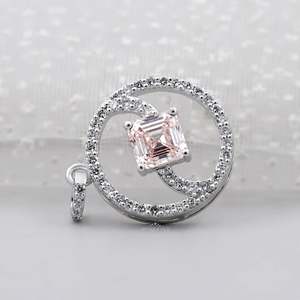 Colgante de Diamante con Corte Asscher en Espiral, Certificado por IGI, con un Estilo Elegante - Product Image 4