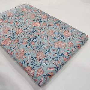 Tissus en coton imprimé bloc floral de 44 pouces de largeur adaptés à la confection de robes et idéaux pour les textiles de maison - Product Image 3