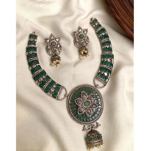 Conjunto de collar de diamantes de circón de moda de diseñador con pendientes acabado plateado con aspecto de piedra plateada para boda para mujer - Product Image 1