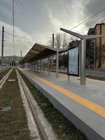 Abri de bus et de tram extérieur rectangulaire en acier inoxydable PARYA, couleur personnalisée, avec caisson lumineux LED et support pour train, certifié ISO, alimentation 220V