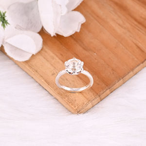 Bague en argent sterling 925 avec cristal de quartz unique serti à griffes, provenant de fournisseurs fabricants au prix de gros d'usine - Product Image 4