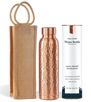 Bouteille d'eau en cuivre martelé de qualité supérieure avec boîte et sac de jute tailles standard accessoires de verres en plastique étanches