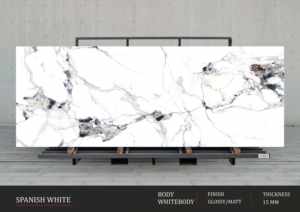 Murs architecturaux verticaux dramatiques formés avec des dalles de porcelaine noire à haute brillance de 800x3200 mm - Product Image 3