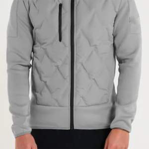Veste matelassée hybride pour homme disponible en noir et gris clair Accents en néoprène Conception à capuche et coupe confortable pour tous les jours - Product Image 6