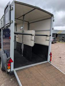 Remolque para Ganado de 30 pies y 3 Pisos, Estándar Austriaco, Remolque para Transporte de Caballos Disponible para Venta al por Mayor - Product Image 2
