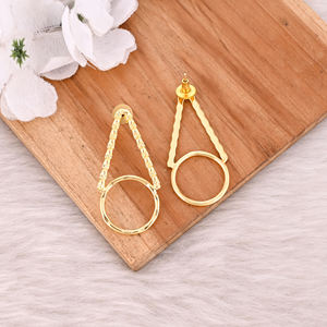 Nouveauté Boucles d'oreilles tendance pour filles en laiton plaqué or Bijoux simples Boucles d'oreilles à clous Boucles d'oreilles tendance pour mariage Cadeau pour anniversaire - Product Image 4