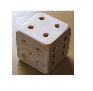 Dados de madera de diseño equilibrado que garantizan un juego justo, dándole a los jugadores confianza en cada lanzamiento durante partidas competitivas, siempre hoy. - Product Image 1
