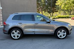 Neat 2014 Volks-wagen Toua-reg TDI R-Line - Product Image 3