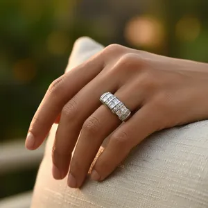 Anillo clásico de eternidad para mujer, en plata 925 con baño de rodio, con diamantes talla baguette en engaste de canal, para compromiso. - Product Image 3