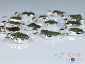 Joyería de Moldavita Certificada, Colgante de Moldavita en Bruto, Bisel Liso de Plata de Ley, Diseño Único E2161 - Product Image 6