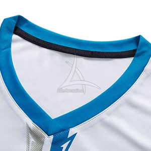 Uniforme de football élégant pour hommes avec coupe athlétique, design personnalisable, respirant, léger, 100% polyester, fabriqué au Pakistan - Product Image 2