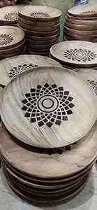 Assiette en bois noir massif pour dessert faite à la main personnalisée assiettes rondes en bois d'acacia sans danger pour le dîner - Product Image 4