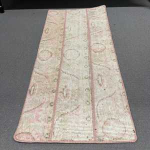 Tapis vintage 1,3 x 3,1 pieds, petit tapis turc, tapis patchwork rose et blanc - Product Image 2