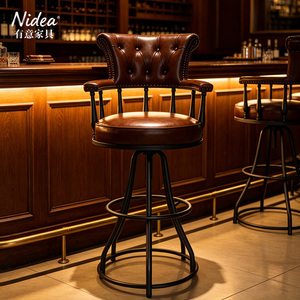 Sgabello da Bar Girevole in Pelle Vintage <span class=keywords><strong>con</strong></span> Struttura in Metallo Industriale, Sedia da Bancone <span class=keywords><strong>con</strong></span> Schienale Trapuntato a Bottoni, Sgabello Retrò per <span class=keywords><strong>Isola</strong></span> Cucina - Product Image 2
