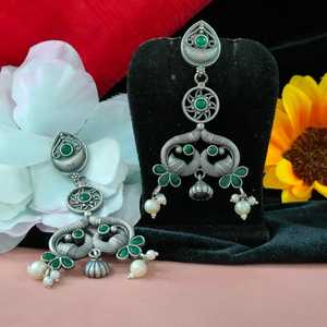 Boucles d'oreilles pendantes en métal de qualité supérieure Glamour moderne Style sophistiqué élégant Sophistication audacieuse Bijoux de mode de haute qualité - Product Image 4