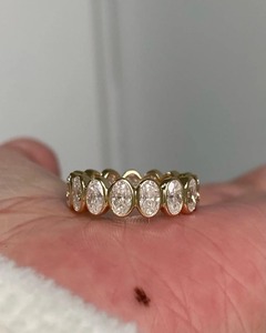 Anillo de compromiso clásico de oro amarillo para mujer con diamantes de corte ovalado y engaste de bisel, estilo eternidad - Product Image 3