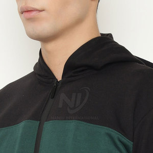 Vente en gros de survêtements pour hommes de qualité supérieure Conception personnalisée avec contraste de couleur Col à capuche Matériau 100% coton pour la saison d'hiver - Product Image 6