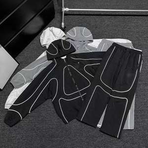 ชุดกีฬาไนลอนกันน้ำสะท้อนแสงแบบกำหนดเอง พร้อมเสื้อแจ็คเก็ตกันลมลายทางน้ำหนักเบาสำหรับวิ่งและสวมใส่ในชีวิตประจำวัน - Product Image 1