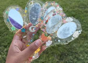 Miroir à main en résine avec finition lisse et brillante, parfait pour un usage quotidien, le maquillage ou des fins décoratives, ajoutant une touche élégante - Product Image 5