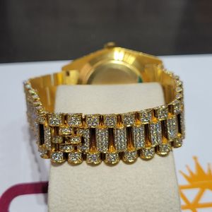 Montre-bracelet design en or et diamant pour homme avec cadran vert et cadran vert à chiffres romains et serti diamant - Product Image 5