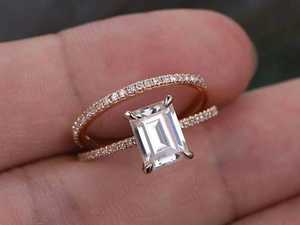 Anillo de Compromiso y Matrimonio con Moissanita Corte Esmeralda, Plata de Ley 925 con Baño de Oro, Anillo Clásico y Elegante para Novia - Product Image 2