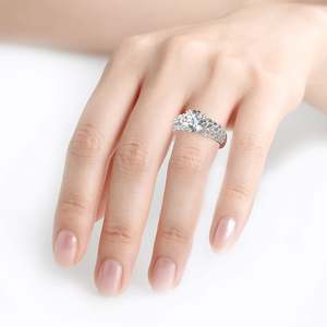 Anillo Jeulia de Plata de Ley Chapado en Rodio con Rubí de Corte Redondo y Moissanita - Product Image 4