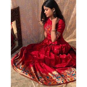 Robe de soirée élégante en soie Banarasi tissée avec des fils rouges étonnants, pour les festivals - Product Image 4