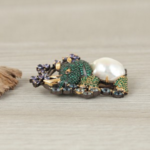 Broche éléphant en pierre verte et perle |   Bijoux fantaisie dorés à thème animal, style vintage, accessoire cadeau pour femme - Product Image 3