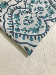 Tela de Algodón Estampada a Mano con Elegante Diseño Floral de Arlequín en Azul Verde Azulado sobre Base Blanca - Product Image 4