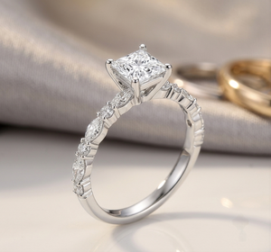 Bague de fiançailles pour femme en or 18 carats, coupe princesse avec pierres latérales, diamant de laboratoire certifié IGI, style classique, look minimaliste - Product Image 3