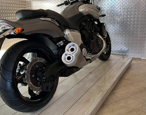 Motocicleta VMAX 1700 Naked 1679cc - Product Image 1
