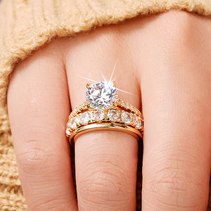 Anillo de Compromiso Solitario con Acento de Anillo de Matrimonio de Media Eternidad, Liso, de Plata de Ley 925 con Moissanita - Product Image 2