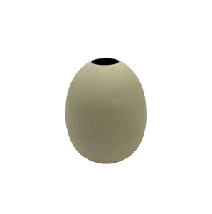 Florero de hierro metálico resistente hecho a mano con patrones tradicionales para arreglos florales elegantes en temas de decoración atemporales - Product Image 1