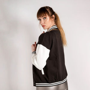 Chaqueta Universitaria de Cuero Personalizada al por Mayor para Mujer, Chaqueta Bomber de Contraste con Bordado de Letras, Ropa Urbana para Mujer - Product Image 5