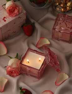 Bougie en cire de soja artisanale de luxe rose dans un bocal en verre avec couvercle en ruban décoratif - Cadeau de mariage pour la décoration de la maison - Product Image 6