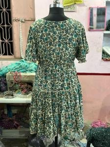 Mini vestido bohemio de moda Estampado floral verde y azul con falda escalonada Ideal para salidas de verano Eventos y días relajados - Product Image 2