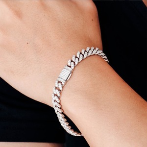 La mejor pulsera de eslabones cubanos de diamantes de lujo solicitada perfecta para fiestas y estilos cotidianos disponible a un precio asequible - Product Image 3