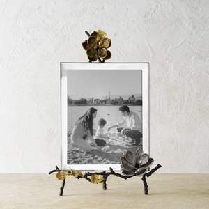 Marco de fotos metálico minimalista moderno diseñado para espacios contemporáneos que realza las fotografías con un atractivo refinado - Product Image 4