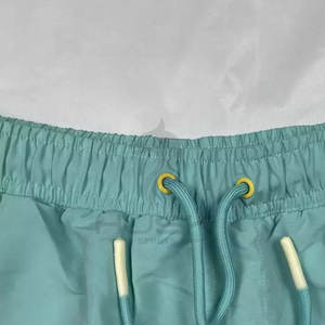 กางเกงขาสั้นชายหาดของผู้ชาย100% โพลีเอสเตอร์สไตล์ลำลองเป็นมิตรกับสิ่งแวดล้อมลายพื้นดีไซน์ตามสั่งฤดูร้อน2023 - Product Image 6