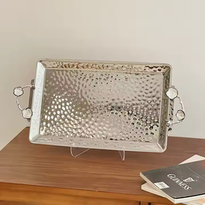 Bandeja de acero inoxidable de borde bajo contemporáneo para un estilo de barra elegante - Product Image 5