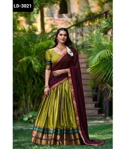 Les plus belles femmes portent du style indien du sud poly coton avec travail de tissage Zari Lehenga avec uni avec bordure en dentelle Dupatta - Product Image 1