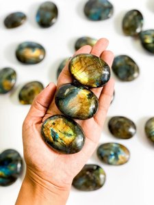 Piedra de Palma de labradorita de alto grado súper llamativa, venta al por mayor, piedra de bolsillo de piedras preciosas de labradorita, piedra Ovalada para curar Feng Shui - Product Image 2