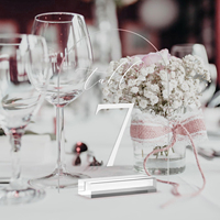 Support de numéro de table en acrylique moderne, simple et durable avec texte 3D en relief pour réception de mariage - Service OEM