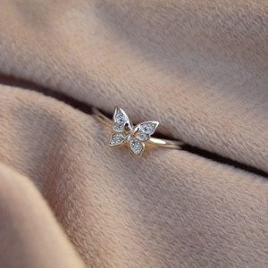 Anillo de Plata de Ley 925 con Mariposa y Circonitas, Diseño Minimalista con Engaste de Puntas, Joyería Fina Elegante y Clásica, Unisex, Envío el Mismo Día, Perfecto - Product Image 2